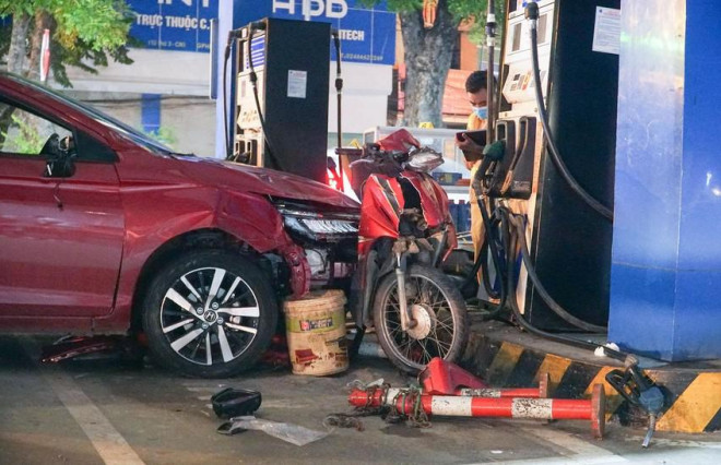 Hiện trường ngổn ngang vụ ô tô đâm vào cửa hàng xăng dầu ở Hà Nội - 2