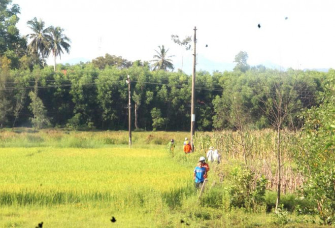 Thi thể nam thanh niên bị bỏng, gãy chân nằm dưới chân trụ điện