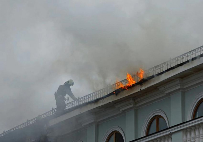 Lính cứu hỏa cố gắng dập tắt đám cháy sau một cuộc tấn công ở nhà máy Zaporizhzhia. Ảnh: REUTERS