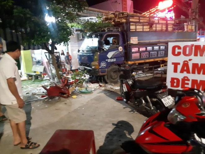 Clip: Kinh hãi xe tải lao thẳng vào quán cơm tấm đêm ở Đồng Nai - 1