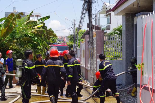 Cháy lớn trong căn nhà 2 tầng, 3 nạn nhân vẫn còn kẹt bên trong - 3