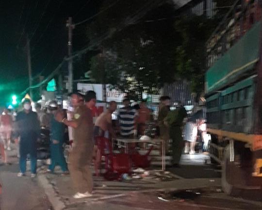 Clip: Kinh hãi xe tải lao thẳng vào quán cơm tấm đêm ở Đồng Nai - 2