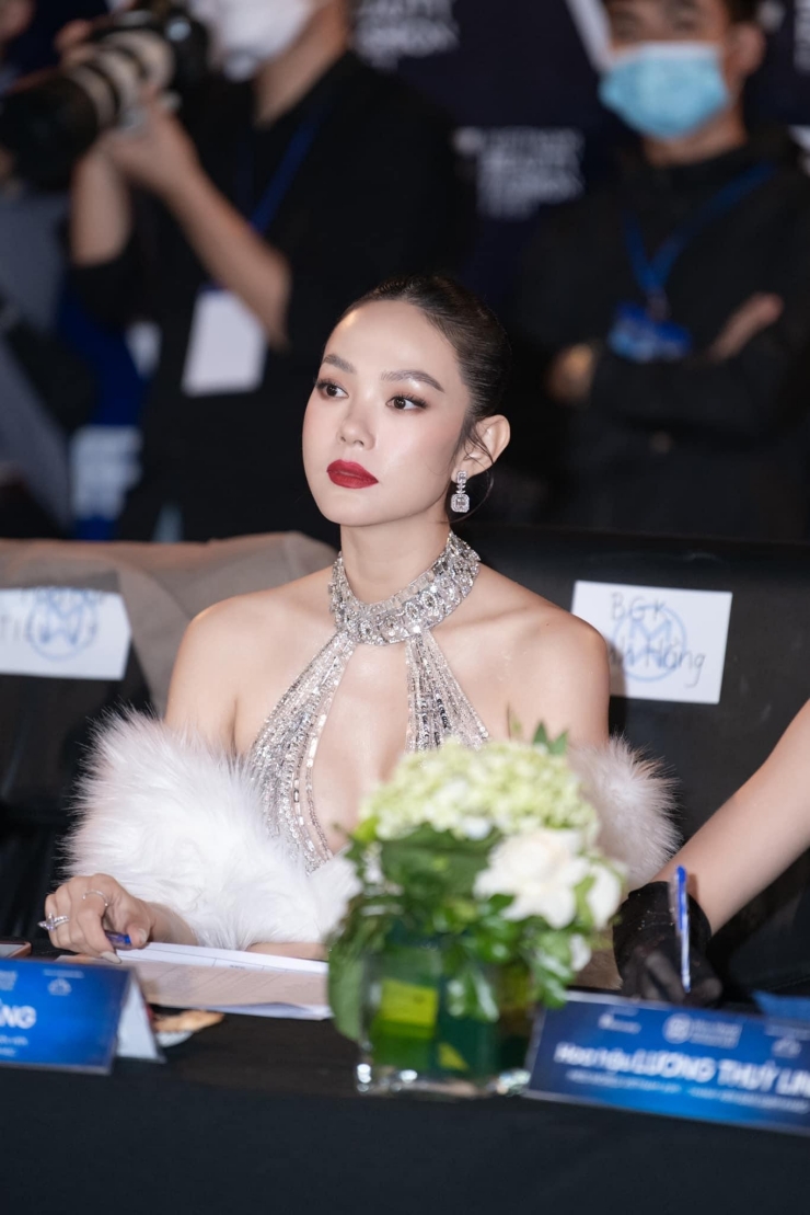 Ngay từ khi Miss World Việt Nam 2022 được khởi động, Minh Hằng đã đồng hành cùng chương trình với tư cách giám khảo.
