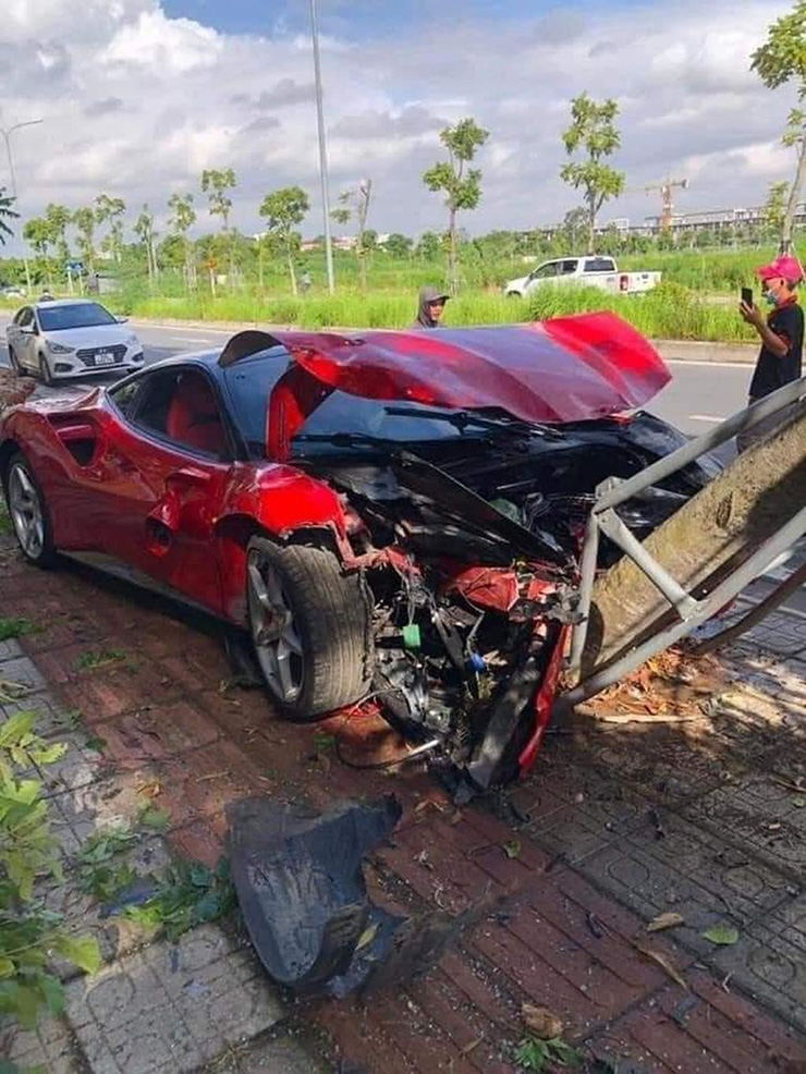 Chủ nhân chiếc Ferrari bị đâm vào gốc cây yêu cầu được bồi thường bằng xe mới - 3