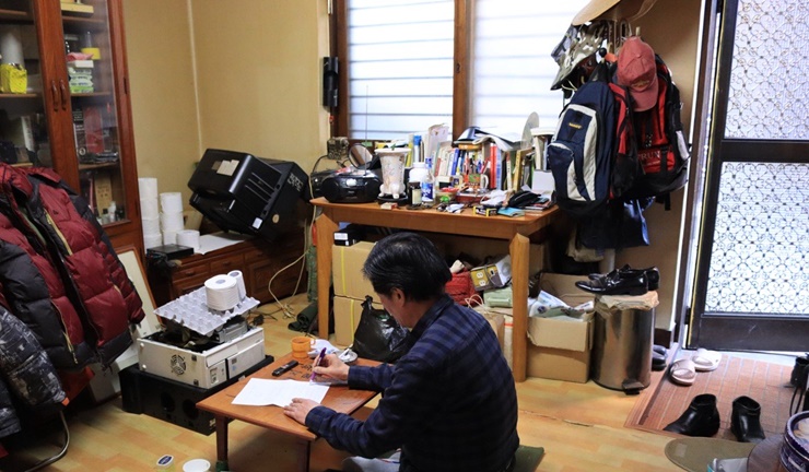 Câu chuyện nhà bán hầm càng dấy lên nhiều lời bàn tán sau khi sự việc một gia đình 3 người, trong đó có một người khuyết tật sống trong căn hộ tầng bán hầm ở quận Dongjak (Seoul) đã thiệt mạng vì ngập nước trong đêm mưa lớn 8/8.

