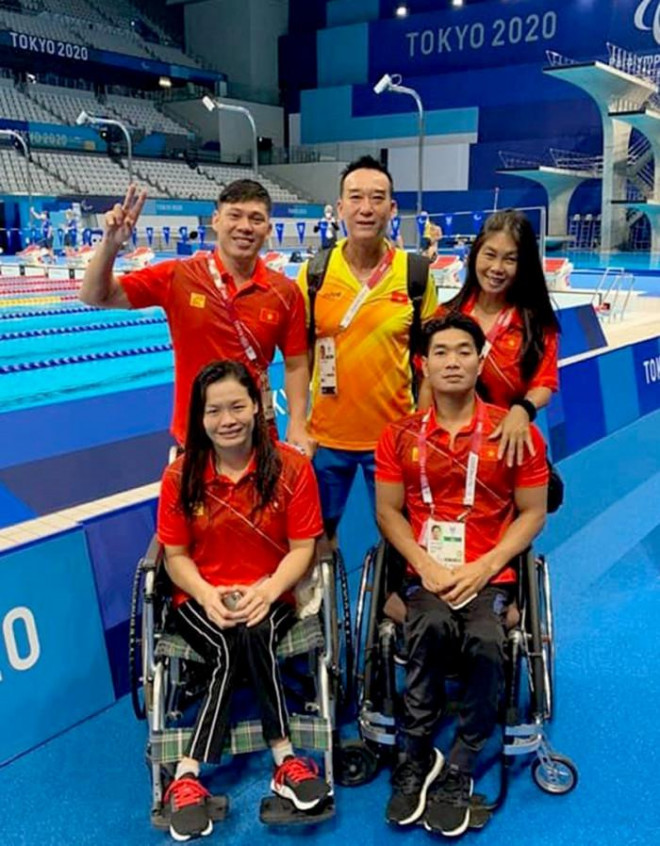 VĐV Thanh Hải (ngồi xe lăn bên phải) trong lần tham dự Paralympic 2020
