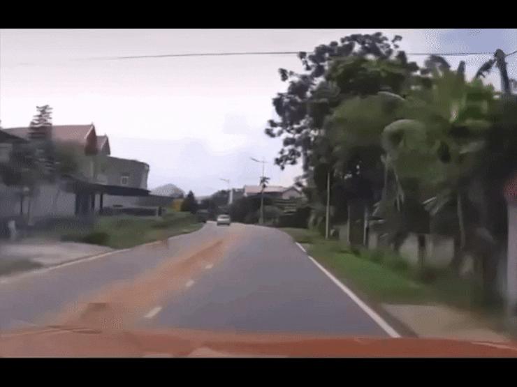 Clip: Trẻ con chạy cắt qua đường khiến tài xế ô tô phanh dúi dụi