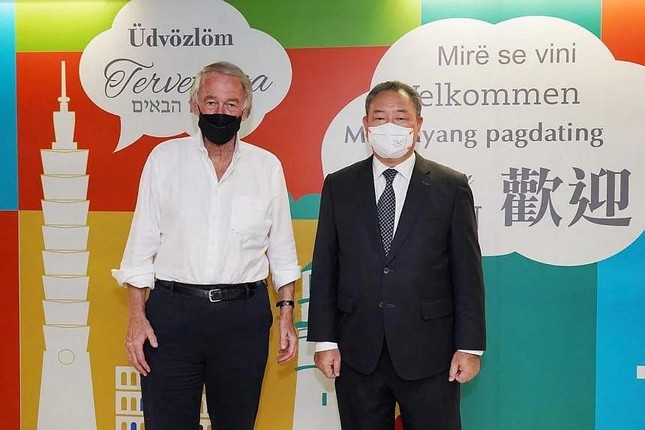Thượng nghị sĩ Mỹ Ed Markey (trái) và phó lãnh đạo cơ quan đối ngoại Đài Loan (Trung Quốc) Alexander Tah-ray Yui ngày 14/8. Ảnh: The Straits Times.