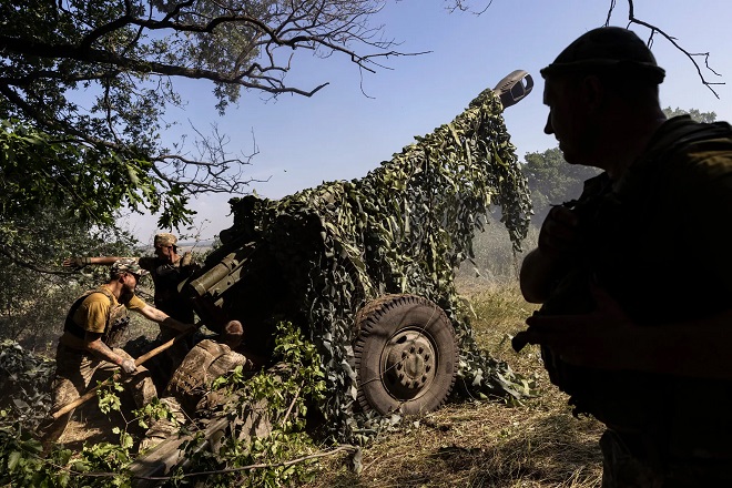 Binh sĩ Ukraine nạp đạn pháo trong giao tranh với Nga ở&nbsp;Bakhmut, vùng Donbass.