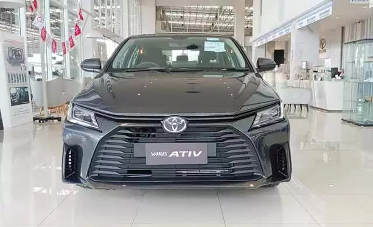 Ảnh thực tế Toyota Vios 2023 tại đại lý, ngoại hình lột xác thoát mác "xe dịch vụ" - 1