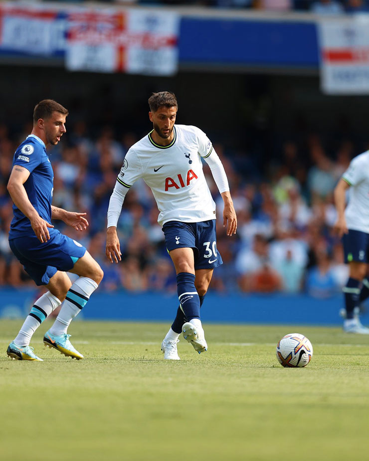 Rodrigo Bentancur cố gắng chuyền bóng khi bị Mason Mount áp sát