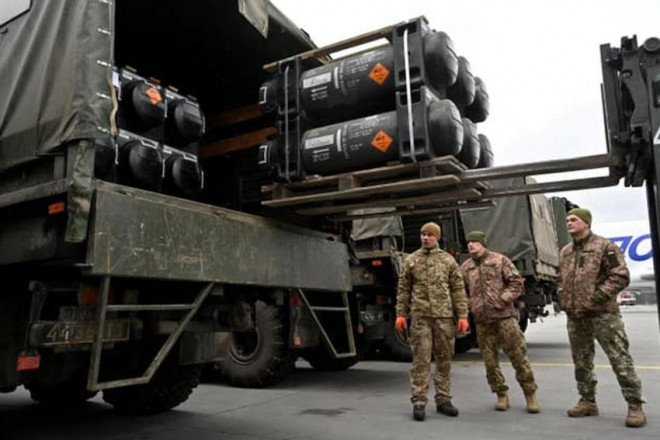 Lính Ukraine trong một lần nhận lô hàng tên lửa vác vai Javelins của Mỹ.