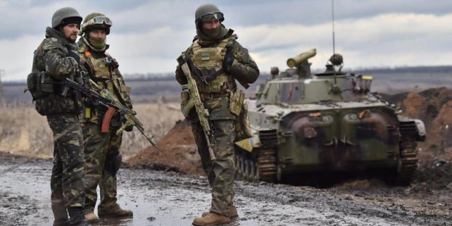 Binh sĩ Ukraine ở chiến tuyến ngoại ô TP Debaltseve thuộc vùng Donetsk năm 2014. Ảnh: SERGEI SUPINSKY/ GETTY IMAGES