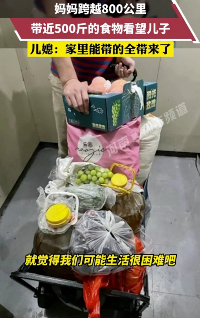 Người phụ nữ mang 250kg thực phẩm đến cho gia đình con trai. Ảnh: SCMP