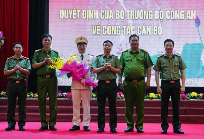 Đại tá Đỗ Thanh Bình (thứ ba từ trái qua), Phó Cục trưởng Cục CSGT Bộ Công an được điều động, bổ nhiệm giữ chức vụ Giám đốc Công an tỉnh Hòa Bình. Ảnh: CA