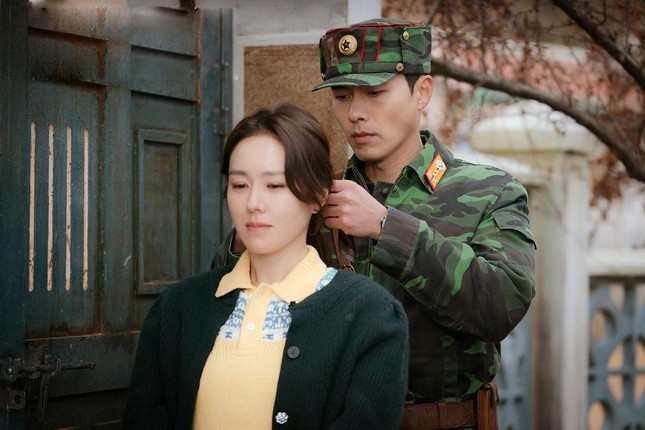 Cảnh Hyun Bin buộc tóc cho Son Ye Jin trong phim “Hạ cánh nơi anh” được nhiều khán giả khen lãng mạn, ngọt ngào
