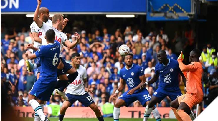 Harry Kane trở thành người hùng của Tottenham với bàn thắng đúng ở phút đá bù giờ cuối cùng vào lưới Chelsea