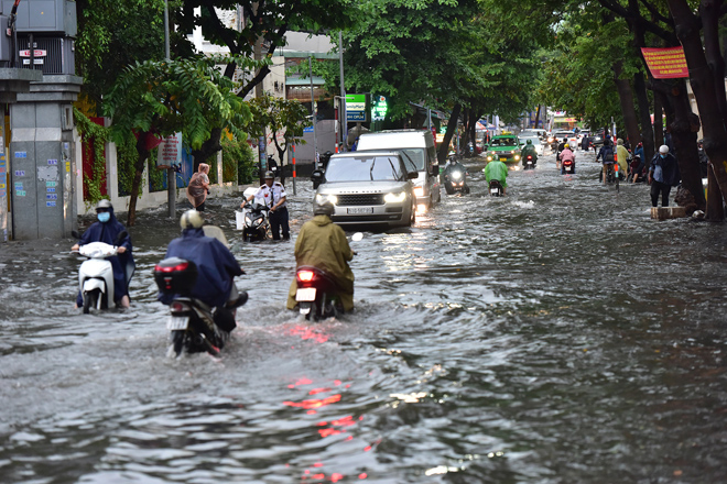 Sóng nước cuồn cuộn, người dân TPHCM “bơi” trên đường sau trận mưa lớn - 8