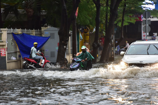 Không chỉ TP.HCM, các tỉnh lân cận như Bà Rịa - Vũng Tàu, Đồng Nai cũng mưa tối trời dai dẳng từ khoảng 15h tới nay chưa dứt. Tại Đồng Nai, Đài khí tượng thủy văn khu vực Nam Bộ còn phát đi bản tin cảnh báo lũ trên hệ thống sông Đồng Nai.