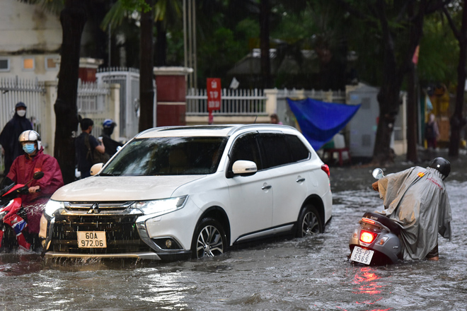 Một số tuyến đường như Quốc Hương, Tống Hữu Định, số 65… thuộc phường Thảo Điền, TP Thủ Đức mênh mông nước sau mưa lớn khoảng 30 phút.