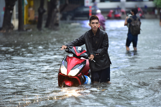 Đến 18h, sau hơn 3 giờ mưa lớn hàng loạt tuyến đường vẫn chìm trong biển nước. Cơn mưa nặng hạt vẫn chưa dứt.