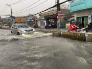 Tin tức trong ngày - Sóng nước cuồn cuộn, người dân TPHCM “bơi” trên đường sau trận mưa lớn