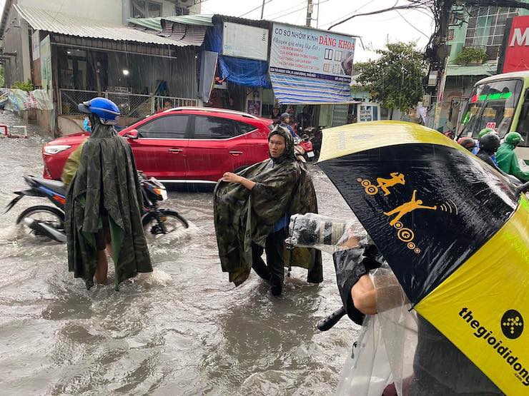 Mưa lớn khiến đường Tô Ngọc Vân (thành phố Thủ Đức) nhanh chóng&nbsp;ngập nặng.