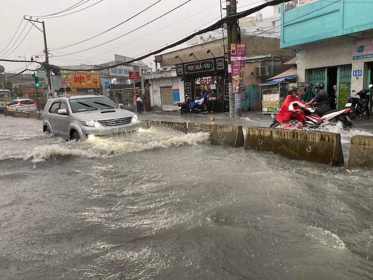 Mỗi khi ô&nbsp;tô chạy qua tạo thành sóng nước cuồn cuộn trên đường