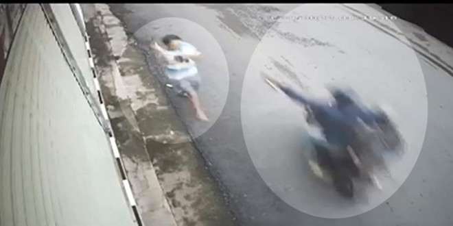 Trộm chó bị người đàn ông phát hiện nên quay lại tấn công. Ảnh chụp từ clip