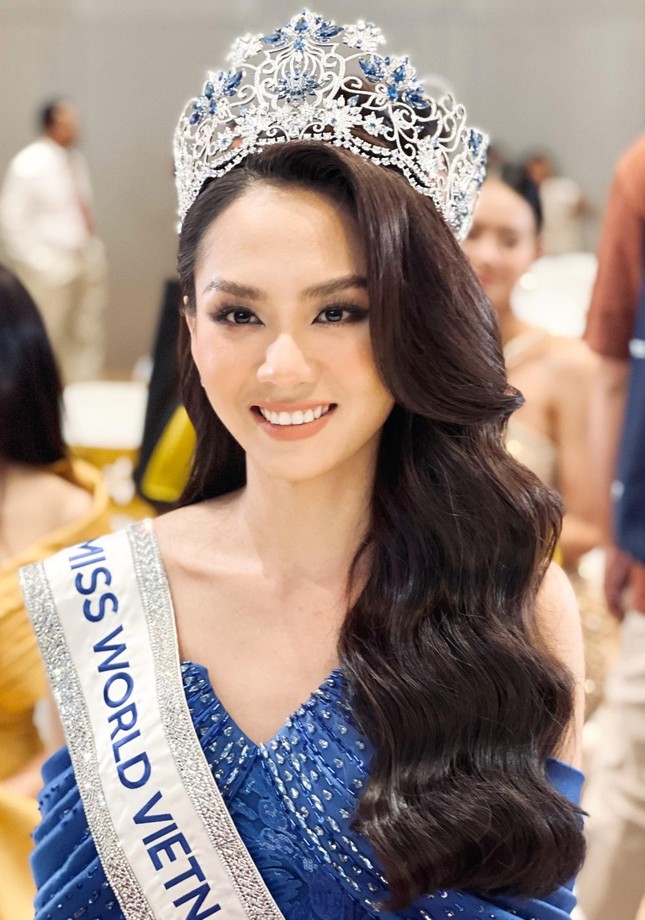Ảnh &#34;thời trẻ trâu&#34; của Top 3 Miss World Vietnam 2022: Khí chất nổi bật bên bạn học - hình ảnh 4