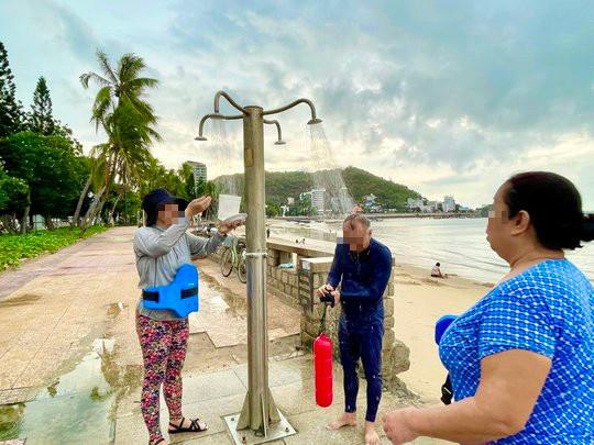 Người dân Vũng Tàu sử dụng nước ngọt tại các trụ nước ngọt công cộng sau khi tắm biển