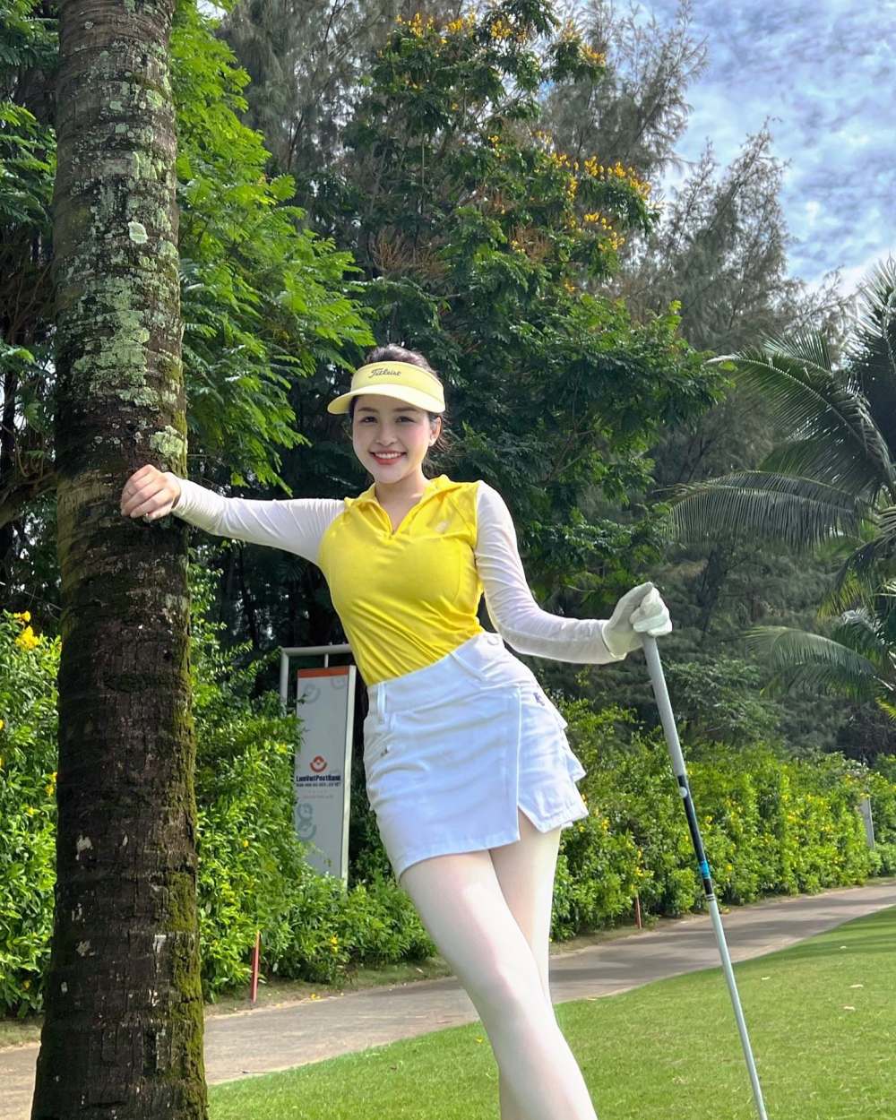 Hot girl Trâm Anh ăn vận nổi bật khi check-in sân golf - 8