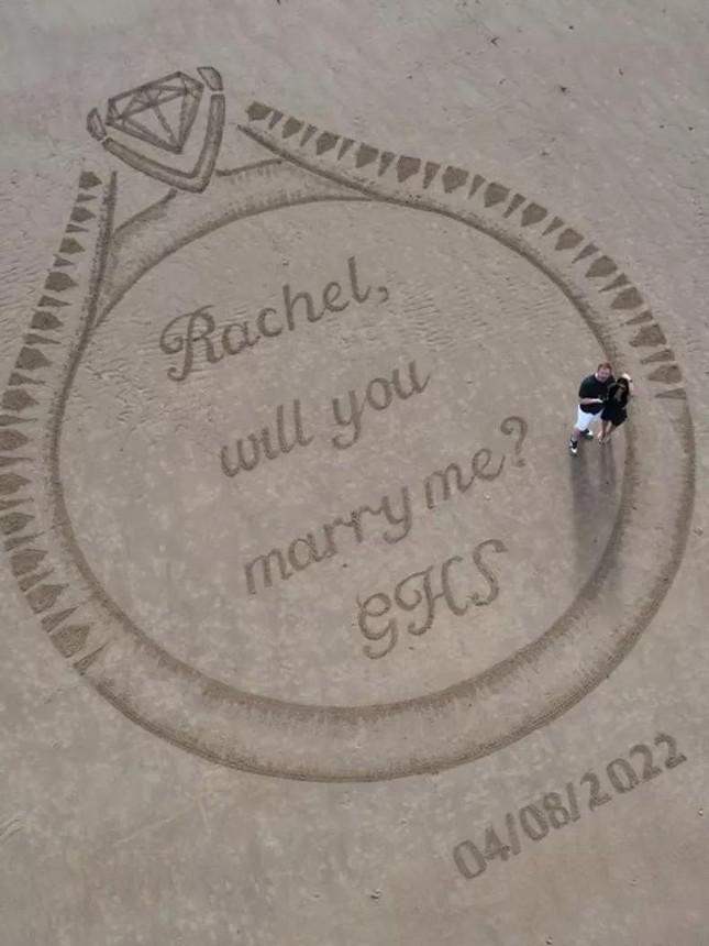 Chàng trai cầu hôn bạn gái với nhẫn cát khổng lồ - 3