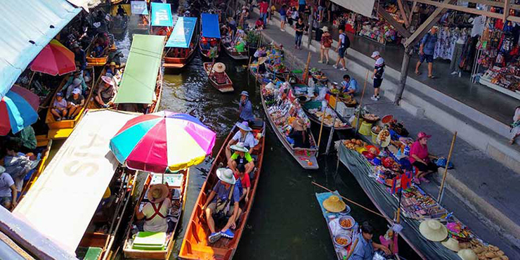 Ở Bangkok có 2 khu chợ nổi cực kỳ nổi tiếng là Amphawa và Damnoen Saduak, từ đây cũng rất thuận tiện để tham quan Chợ đường sắt Maeklong độc đáo.&nbsp;
