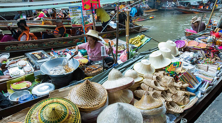 Chợ nổi ở Bangkok vô cùng hấp dẫn với rất nhiều chiếc thuyền bày bán vô số món hàng thú vị với nhiều màu sắc sặc sỡ. 
