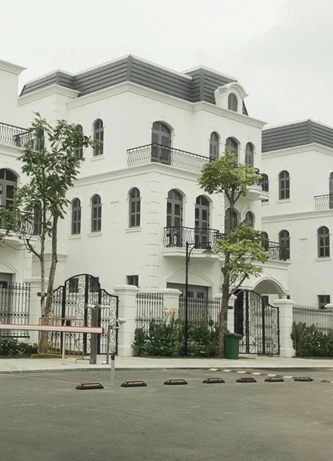 Ngoài ra, Tuấn Hưng có một căn biệt thự tọa lạc tại khu đô thị sang trọng bậc nhất Hà thành, một căn hộ chung cư cao cấp tại Hà Nội. Năm 2015, Tuấn Hưng tậu một căn hộ cao cấp tại TP.HCM.
