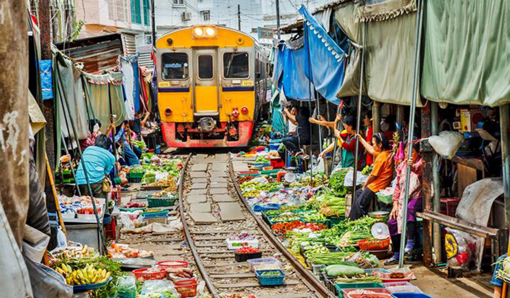 Chợ đường sắt Maeklong: Để tránh dòng người đông đúc, bạn nên đi chợ từ sáng sớm, tuy nhiên nếu sử dụng phương tiện công cộng sẽ rất mất thời gian (và bạn phải dậy từ rất sớm). 
