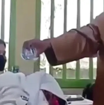 Cô giáo đổ nước lên đầu học sinh đang ngủ gật.