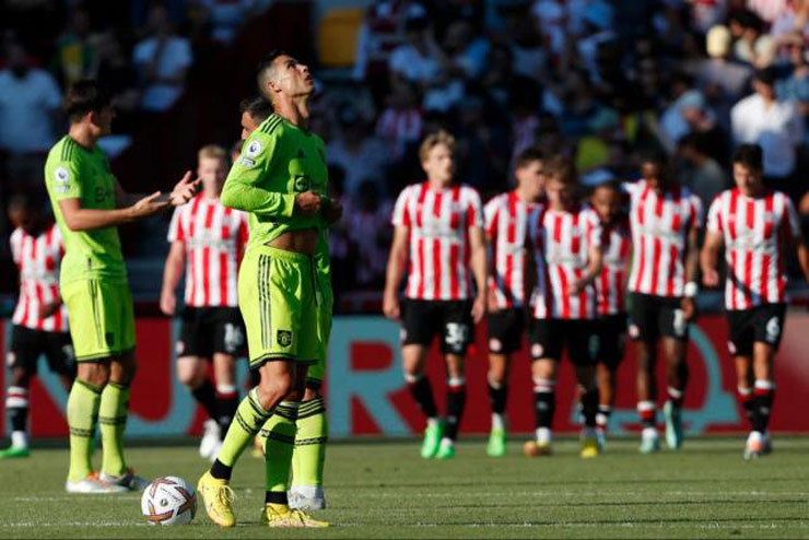 Cristiano Ronaldo trở lại đội hình xuất phát nhưng MU vẫn thua sốc Brentford 0-4