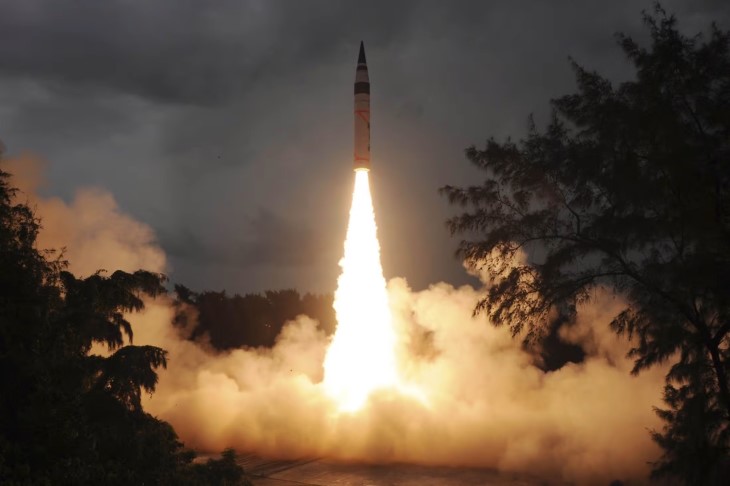 Tên lửa đạn đạo liên lục địa Agni-V của Ấn Độ, có khả năng mang đầu đạn hạt nhân, được phóng thử năm 2013. Ảnh: Reuters