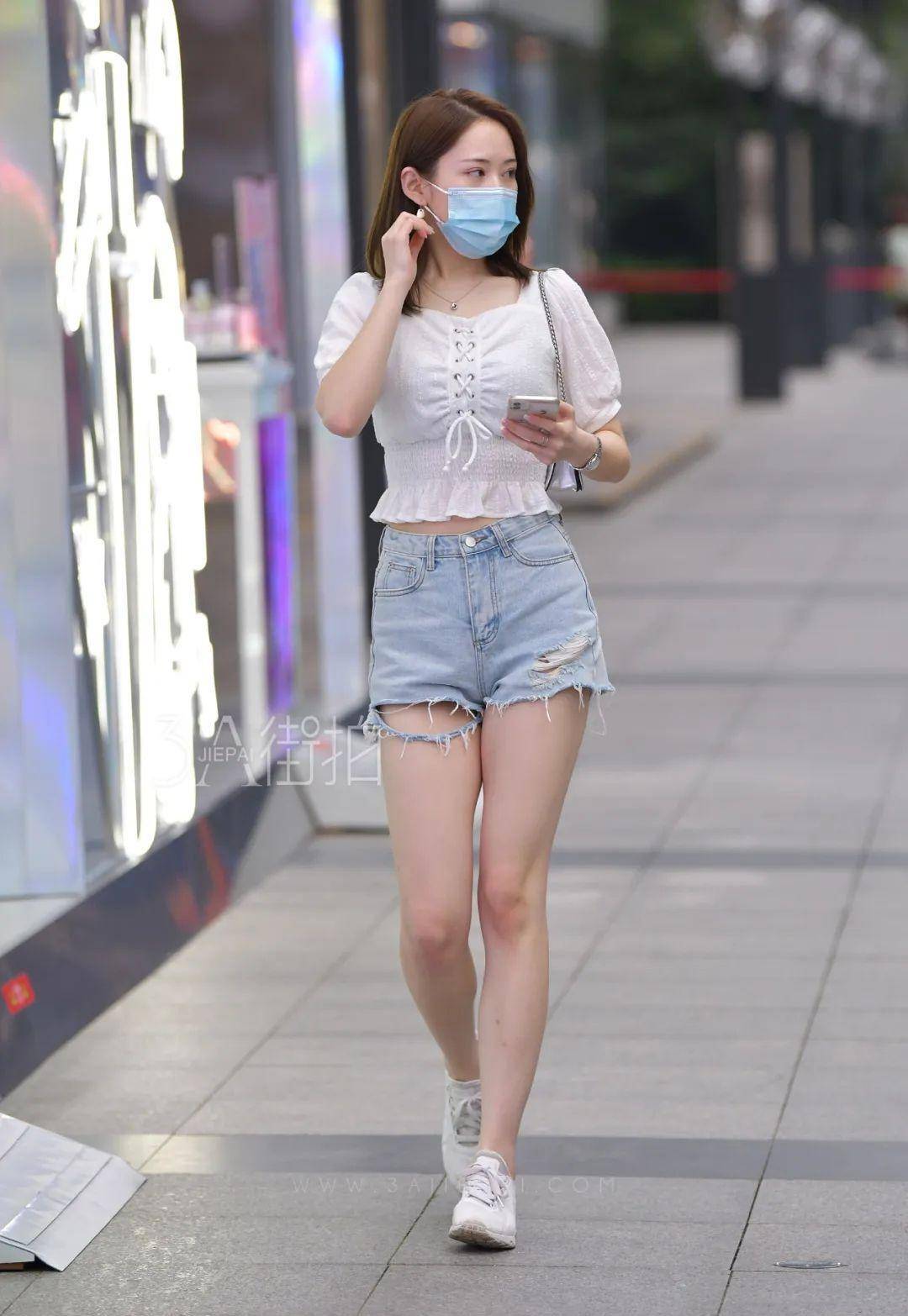 Người đẹp vô danh Trung Quốc "giấu mặt" cũng nổi nhất phố khi mặc quần jean "rách tươm" - 5