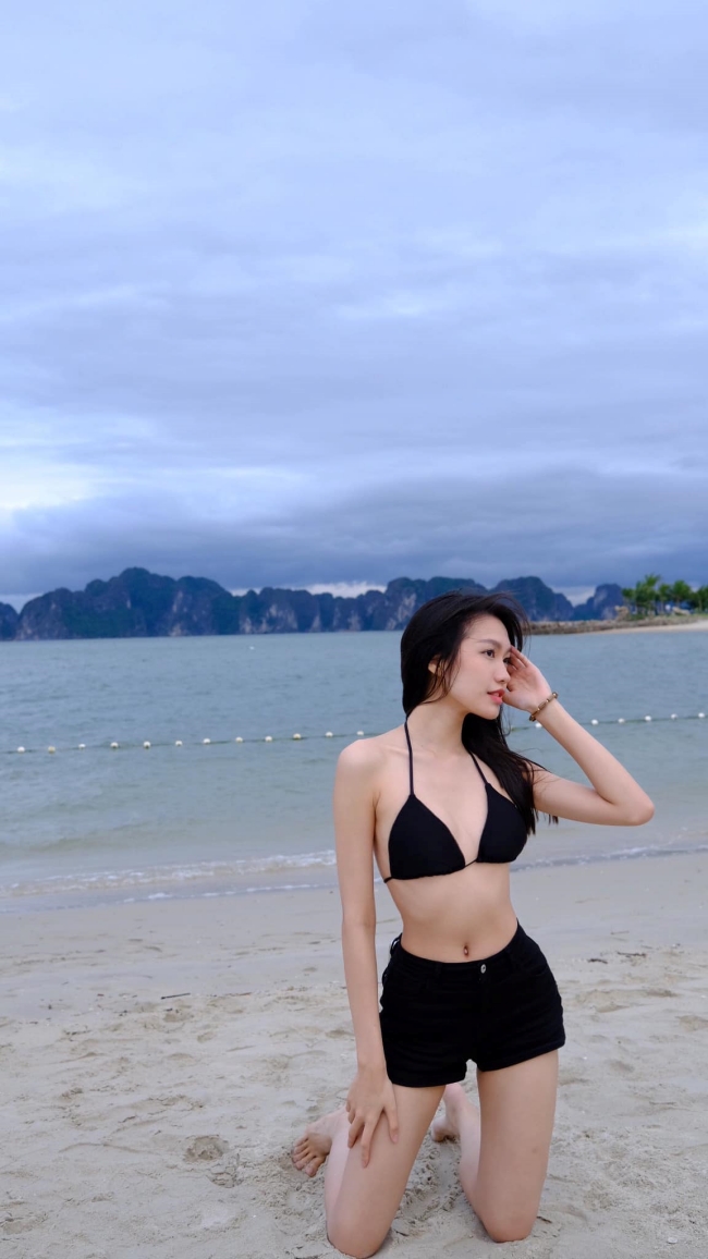 Trong những dịp đi biển, cô khéo léo khoe dáng trong trang phục bikini.&nbsp;
