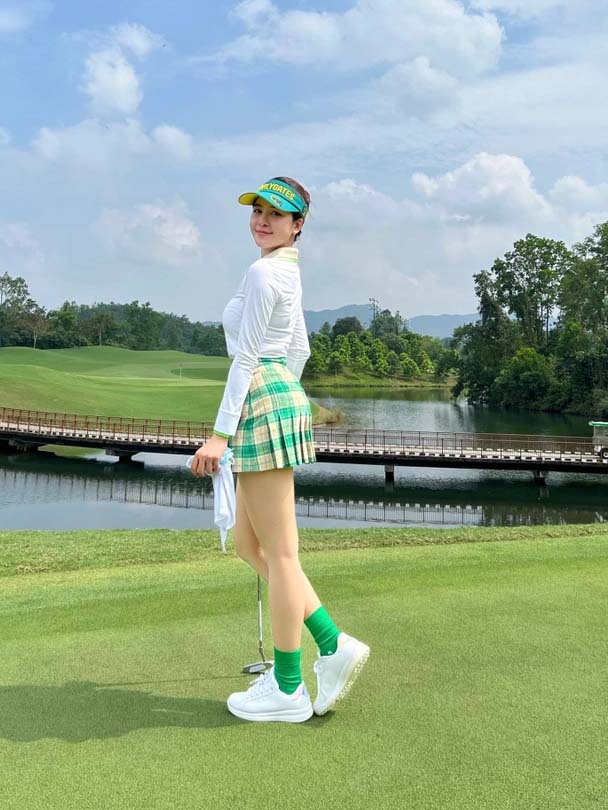 Hot girl Trâm Anh ăn vận nổi bật khi check-in sân golf - 5