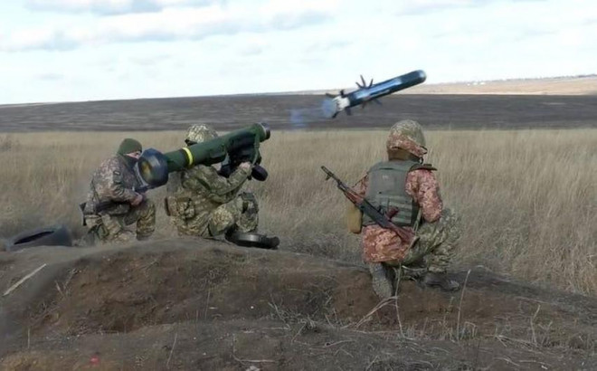 Binh sĩ Ukraine phóng tên lửa Javelin trong cuộc tập trận tại khu vực Donetsk ngày 12-1-2022. Ảnh: Ukrainian Defense Ministry Press Service/ AP