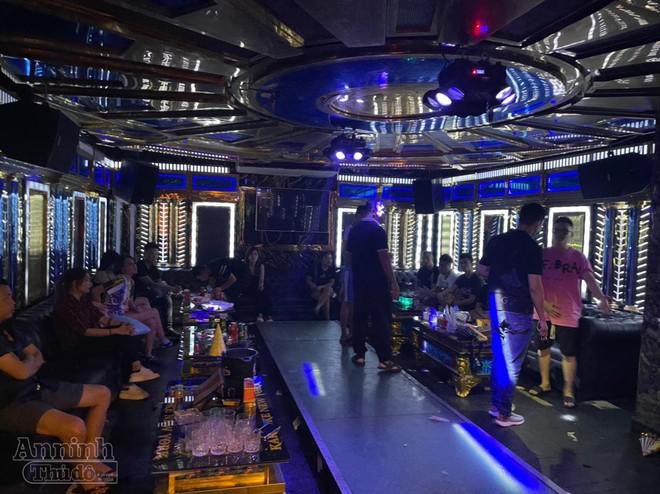 Thời điểm lực lượng công an đột kích vào bên trong quán karaoke của vợ Tuấn Anh "Seoul", phát hiện các đối tượng đang "phê pha" trong tiếng nhạc chát chúa