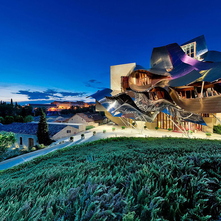 Khách sạn Marques de Riscal, Tây Ban Nha: Tòa nhà mang tính biểu tượng của Frank Gehry là một trong những công trình quan trọng nhất của kiến ​​trúc đương đại. Nếu là một người yêu thích kiến ​​trúc, bạn không thể bỏ qua cơ hội được nghỉ tại khách sạn bắt mắt này.
