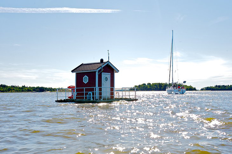 Utter Inn: Nếu bạn muốn sống dưới nước nhưng không thể lặn, bạn có thể thử khách sạn Utter Inn trên Hồ Mälaren ở Thụy Điển. Cách bờ 1km có một cabin nhỏ nổi là nơi đặt phòng ngủ trong một "bể cá" dưới nước.
