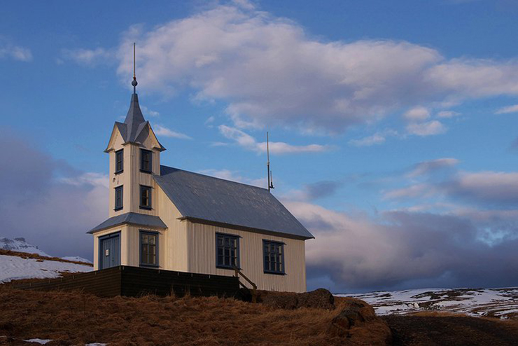 Kirkjubaer Guesthouse: Kirkjubaer Guesthouse từng là nhà thờ ở làng Stodvarfjordur nhưng giờ đây đã trở thành một nhà nghỉ ấm cúng và chào đón du khách. Nhà thờ được xây dựng vào năm 1925 tại một làng chài cũ, cung cấp chỗ ở cho tối đa 8 người trên 4 giường đôi. 
