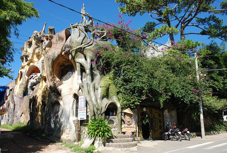Hằng Nga Guesthouse tại Đà Lạt, Việt Nam: Hằng Nga Guesthouse đã thu hút đông đảo khách du lịch ngay từ những ngày đầu thành lập. Khách sạn Hằng Nga có 10 phòng và tất cả đều giống như một phần của câu chuyện cổ tích.

