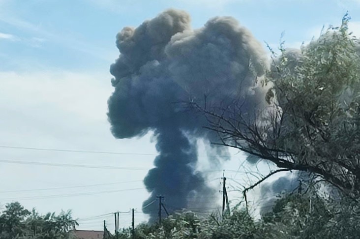 Cột khói đen lớn&nbsp;bốc lên sau các vụ nổ ở hướng có một căn cứ không quân Nga trên&nbsp;bán đảo Crimea. Ảnh: Reuters